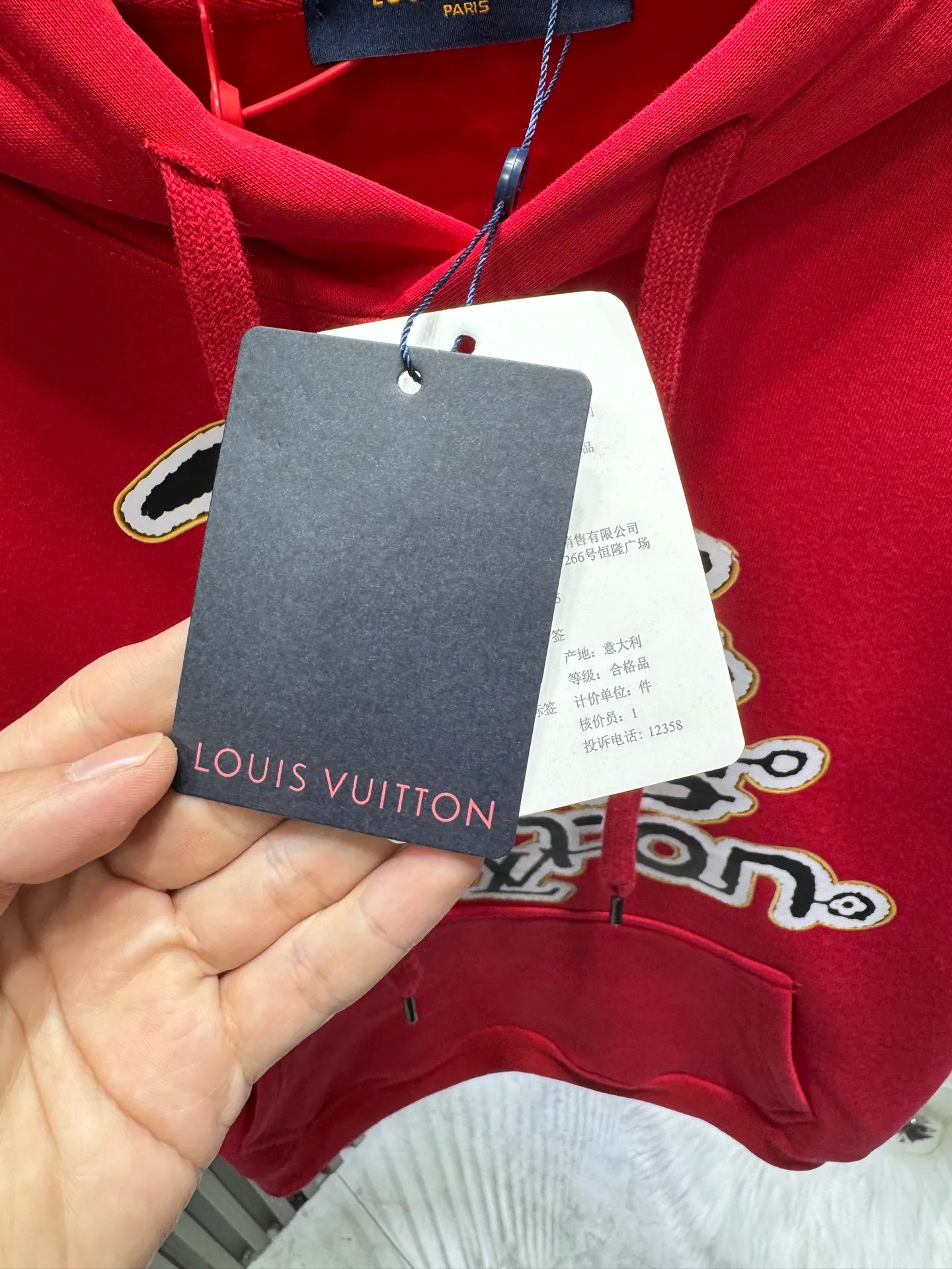 🅿️280 Louis Vuitton LOUIS VUITTON New Year's wool embroidered eye-catching autumn and winter hooded sweatshirt 400 grams of pure cotton ➕ silver fox velvet purchased and developed at 11600. The fabric is made of 32s double-ply cotton sweatshirt fabric. After the gray fabric is dyed and shaped, the base fabric is made of fleece and shearing. Matching 26s double yarn horizontal plate machine to weave ribs. Print AB color according to the Y version color. Custom-dye the rib color of bulk fabrics. The front hand-cranked embroidery patch is embroidered with a chapter. The chapter is embroidered with a Tajima towel machine imported from Japan. The yarn is dyed according to the pattern. The bottom layer is made of two-line non-woven fabric three-dimensional towel embroidery + flat embroidery. Laser positioning burnt cutting non-woven fabric hollow effect. Later, manual finishing of the corner edges is added to trim the edge stop to a minimum. The width is exactly the same as the pattern. The overall line is straight and delicate. The fabric is comfortable and soft. The color is consistent and has no color difference. It can be matched with the same style to create a fashionable look and handle various occasions. Customized accessories, complete with three standards, same style for men and women